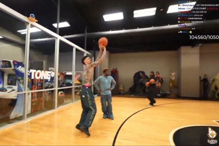 😳随随便便三分10中9！三球在网红主播Kai的球馆内大秀准度