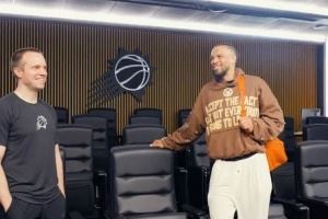 新起点！太阳官推晒狄龙与主帅奥特寒暄及训练照片