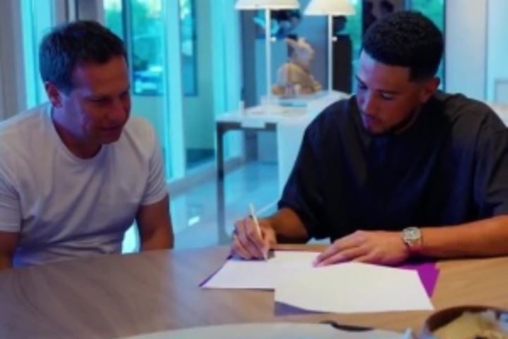 2年1.45亿！布克续约NBA最高年薪合同 老板伊什比亚在旁笑得勉强~