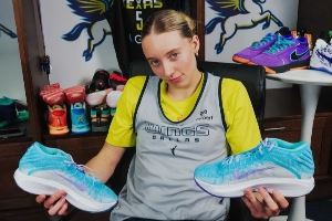 库里亲自下场评论“招募”佩奇：Curry Brand会是你的未来👀