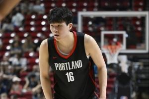 队记：杨瀚森被推搡后盯着勇士板凳席大笑 给他一份终身合同吧