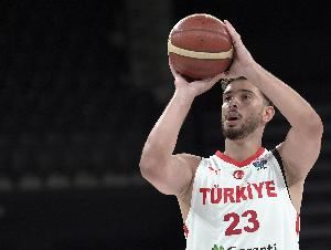 无解表现！申京13中8&三分3中2轻砍21分8板5助 连续3场砍下20+5+5