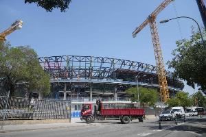 每体：巴萨新赛季开局三连客不是个例，皇马在主场翻新时做法相同